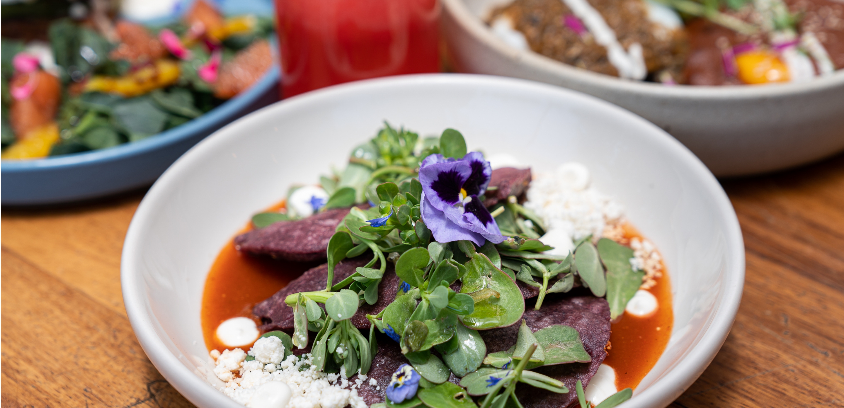 Vamos a echarle ***flores
a tus platillos***